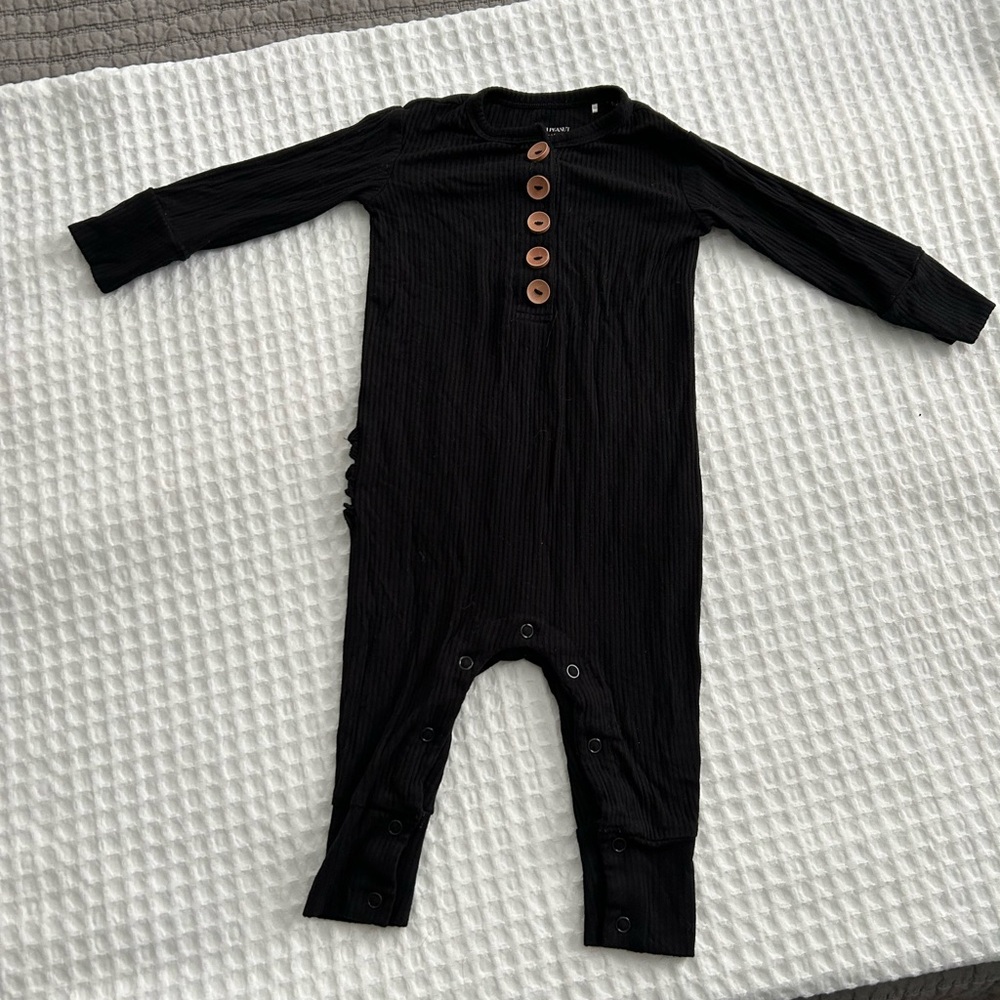 Posh Peanut Onesie 9-12 mo Black